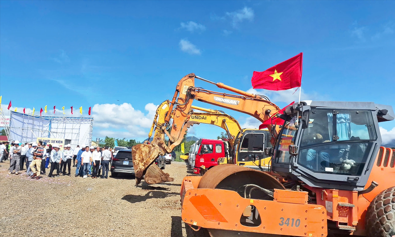 Lực lượng xe máy sẵn sàng triển khai thi công xây dựng điểm trường. (Ảnh: Phạm Tiến)