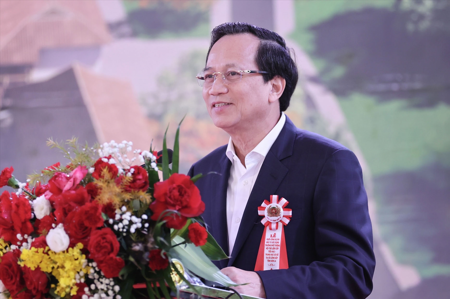 Bộ trưởng Bộ Dân tộc và Tôn giáo Đào Ngọc Dung dự và phát biểu tại Lễ khởi công xây dựng Trường phổ thông nội trú liên cấp TH&THCS xã Lóng Sập, tỉnh Sơn La. (Ảnh: Anh Dũng)