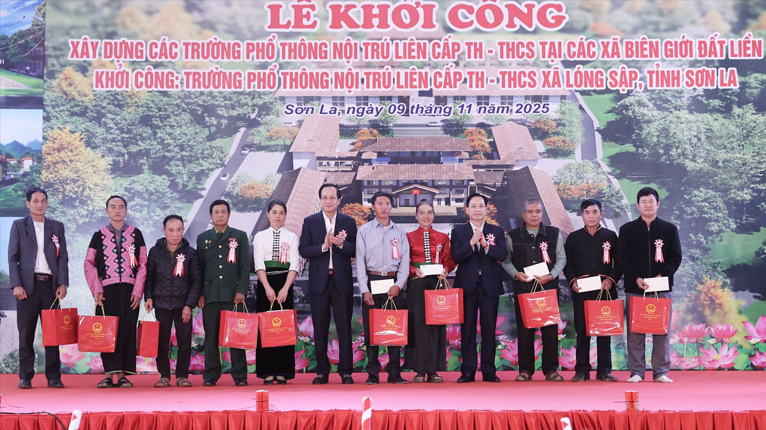 Bộ trưởng Bộ Dân tộc và Tôn giáo Đào Ngọc Dung; Bí thư Tỉnh ủy Sơn La Hoàng Văn Nghiệm tặng quà cho người có uy tín trên địa bàn xã Lóng Sập. (Ảnh: Lê Anh Dũng)