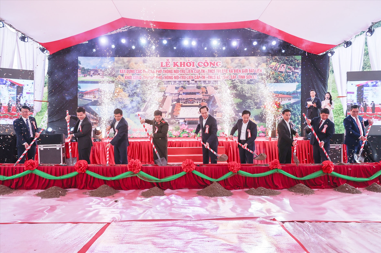 Bộ trưởng Bộ Dân tộc và Tôn giáo Đào Ngọc Dung; Bí thư Tỉnh ủy Sơn La Hoàng Văn Nghiệm và các đại biểu thực hiện nghi lễ Khởi công xây dựng điểm Trường nội phổ thông nội trú liên cấp TH&THCS xã Lóng Sập, tỉnh Sơn La. (Ảnh: Anh Dũng)