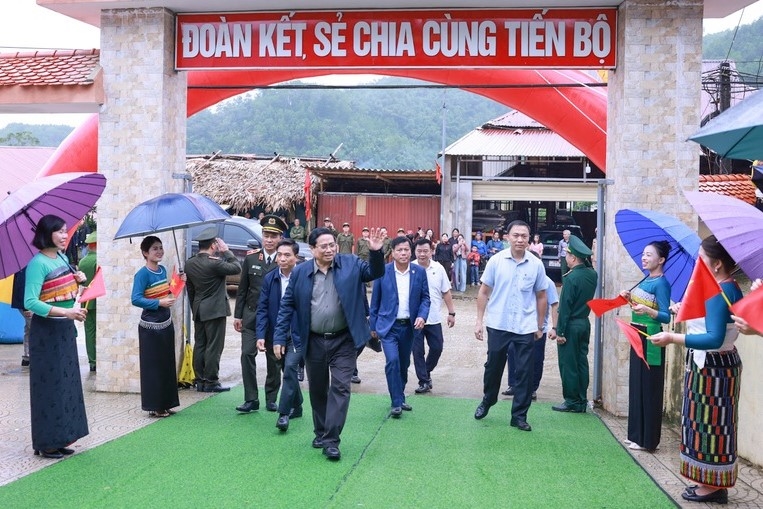 Thủ tướng Chính phủ Phạm Minh Chính dự lễ khởi công tại điểm cầu chính Trường nội trú liên cấp Tiểu học và Trung học cơ sở xã Yên Khương, Thanh Hóa. (Ảnh: Q.Trâm)