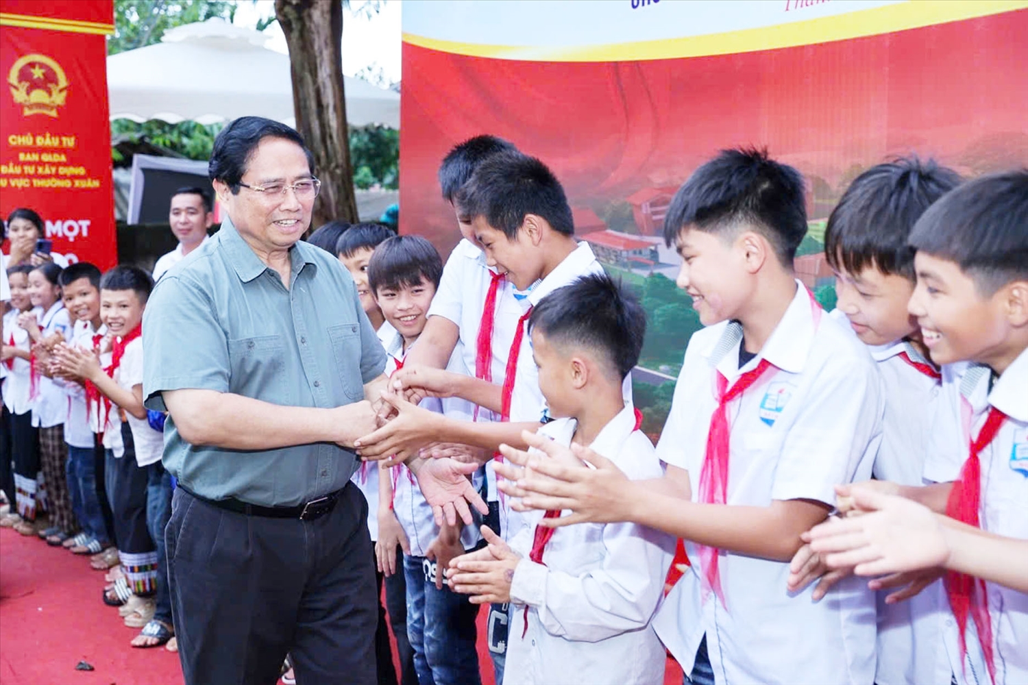 Thủ tướng Chính phủ Phạm Minh Chính chia vui cùng các cháu học sinh vùng cao Thanh Hóa. (Ảnh: Q.Trâm)