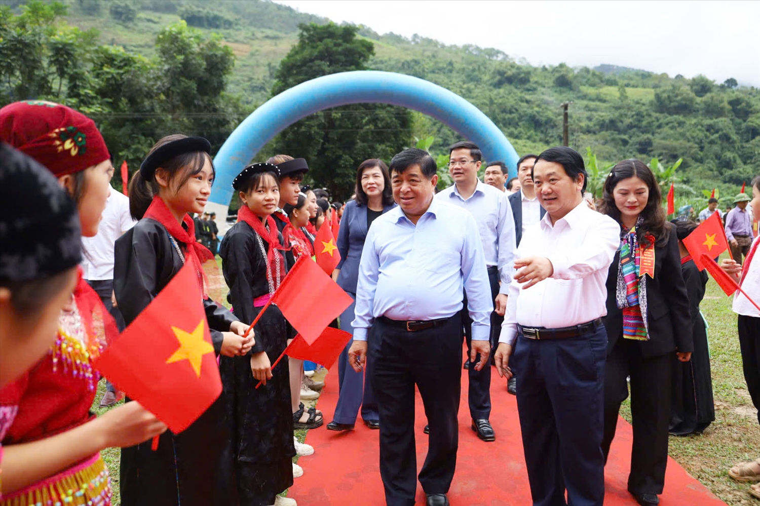 Phó Thủ tướng Chính phủ Nguyễn Chí Dũng tham dự Lễ khởi công tại điểm trường nội trú liên cấp xã Minh Tân, tỉnh Tuyên Quang. (Ảnh: Vũ Mừng)