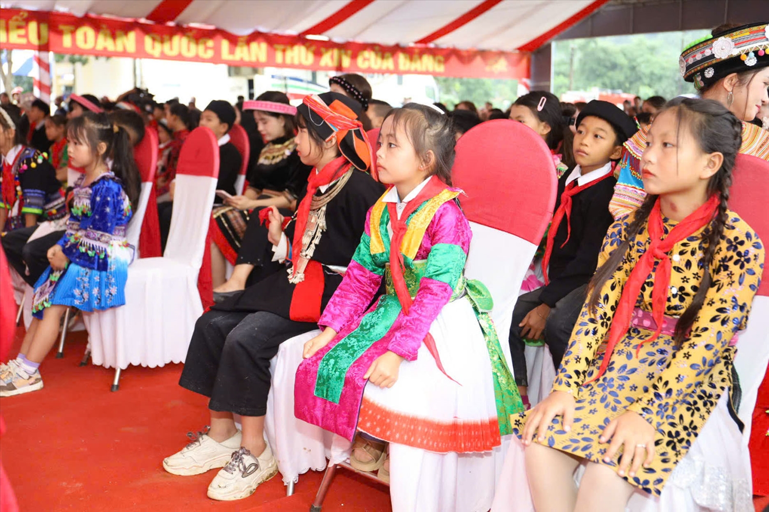 Các cháu học sinh vùng cao Tuyên Quang háo hức chờ đón Lễ khởi công. (Ảnh: Vũ Mừng)