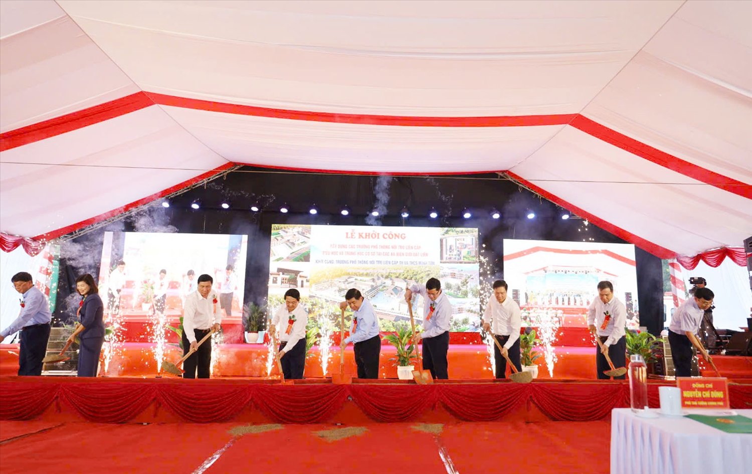 Phó Thủ tướng Nguyễn Chí Dũng cùng các đại biểu thực hiện nghi thức khởi công xây dựng Trường Phổ thông nội trú liên cấp TH&THCS Minh Tân. (Ảnh: Vũ Mừng)