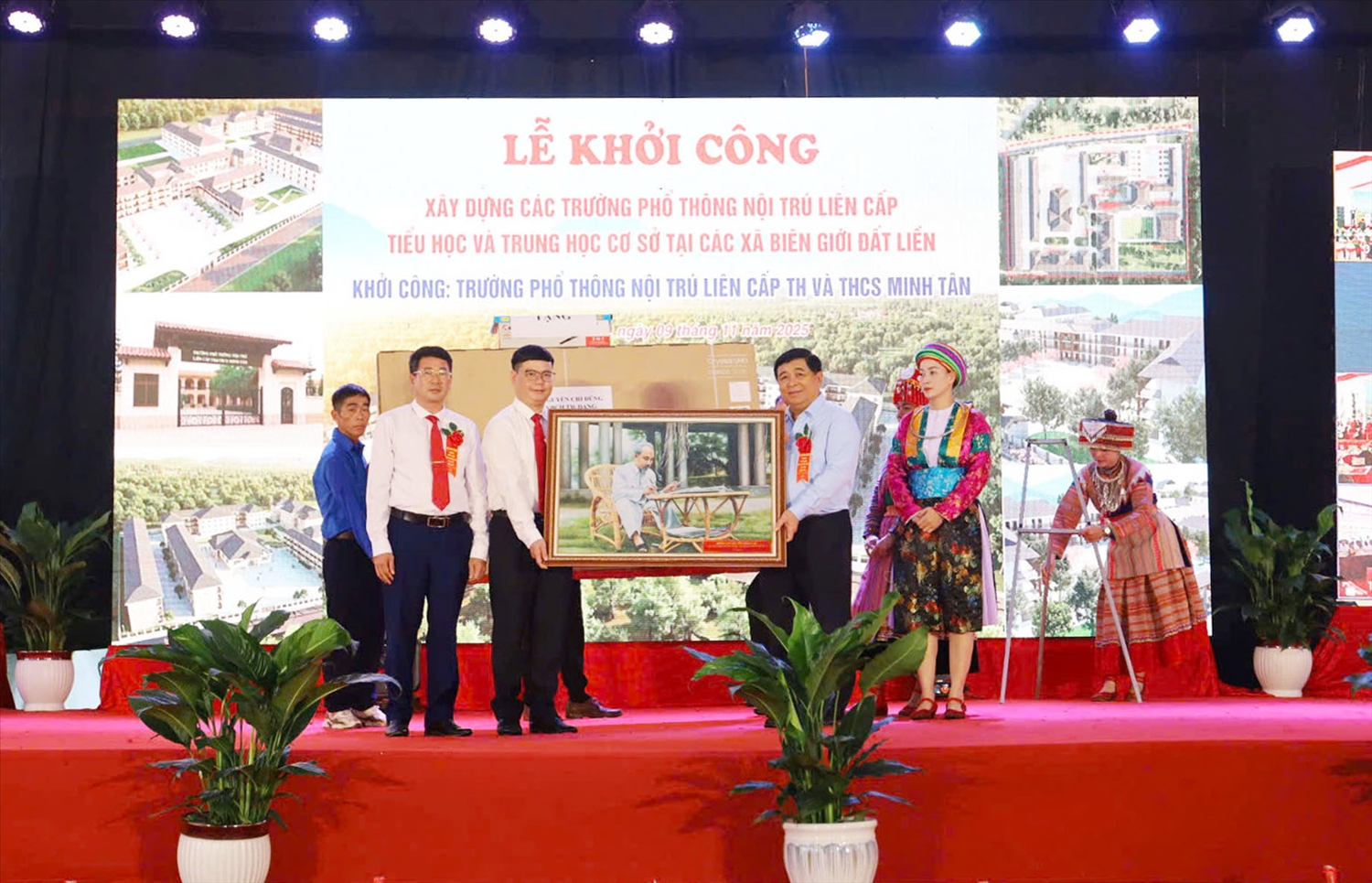 Phó Thủ tướng Chính phủ Nguyễn Chí Dũng tặng quà thầy và trò trường nội trú liên cấp xã Minh Tân. (Ảnh: Vũ Mừng)