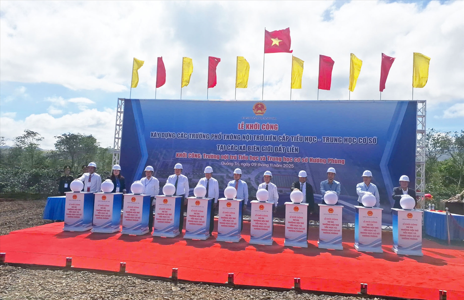 Các đại biểu làm lễ khởi công tại điểm khởi công Trường nội trú liên cấp xã Hướng Phùng