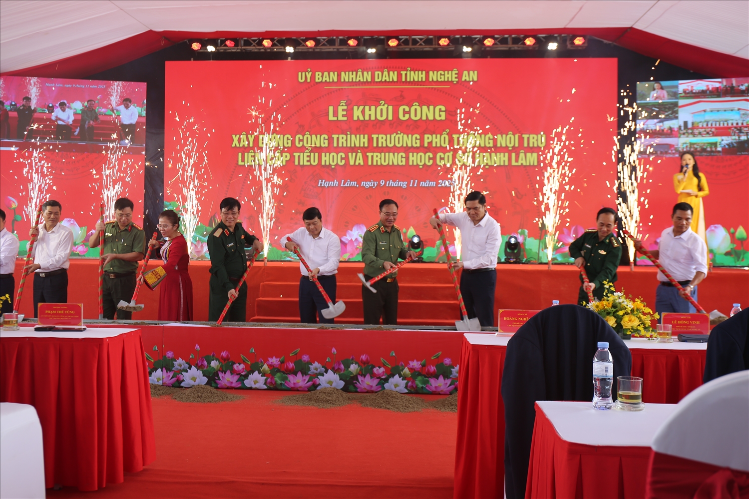 Các đại biểu làm lễ khởi công tại điểm khởi công Trường nội trú liên cấp xã Hạnh Lâm