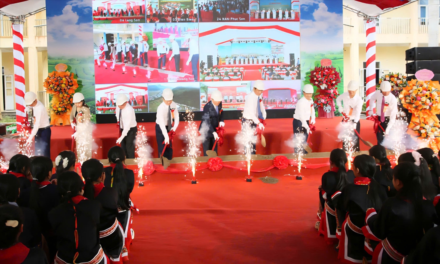 Các đại biểu làm lễ khởi công tại điểm khởi công Trường nội trú liên cấp xã Quảng Đức