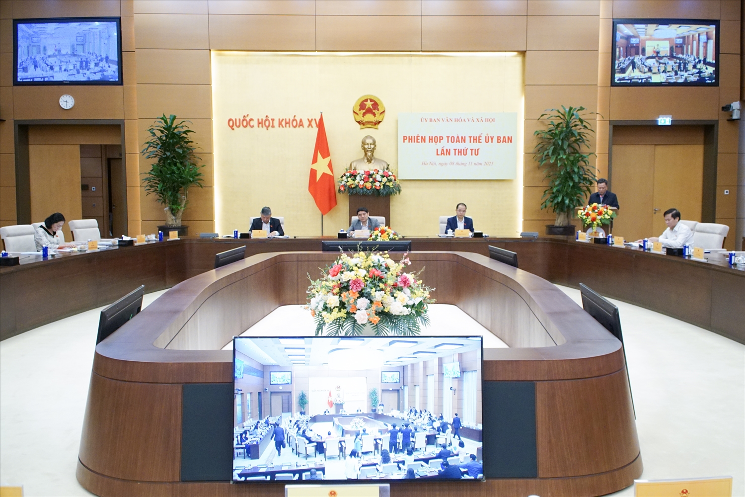 Quang cảnh phiên họp