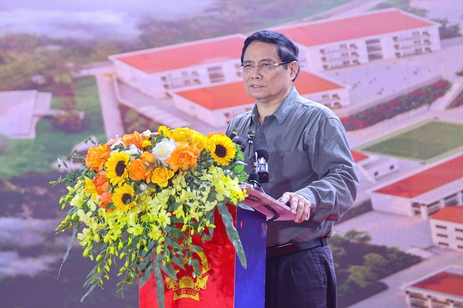 Thủ tướng Chính phủ Phạm Minh Chính phát biểu tại lễ khởi công xây dựng các trường phổ thông nội trú liên cấp Tiểu học và Trung học cơ sở tại các xã biên giới đất liền sáng 9/11, điểm cầu Trường nội trú liên cấp Tiểu học và Trung học cơ sở xã Yên Khương, Thanh Hóa - Ảnh: VGP