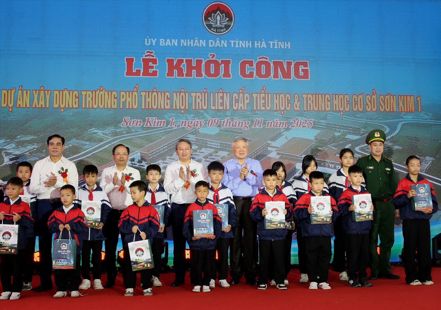 Phó Thủ tướng Thường trực Chính phủ Nguyễn Hòa Bình dự lễ khởi công xây trường và tặng quà các em học sinh Trường nội trú liên cấp TH-THCS Sơn Kim 1. Ảnh: VGP