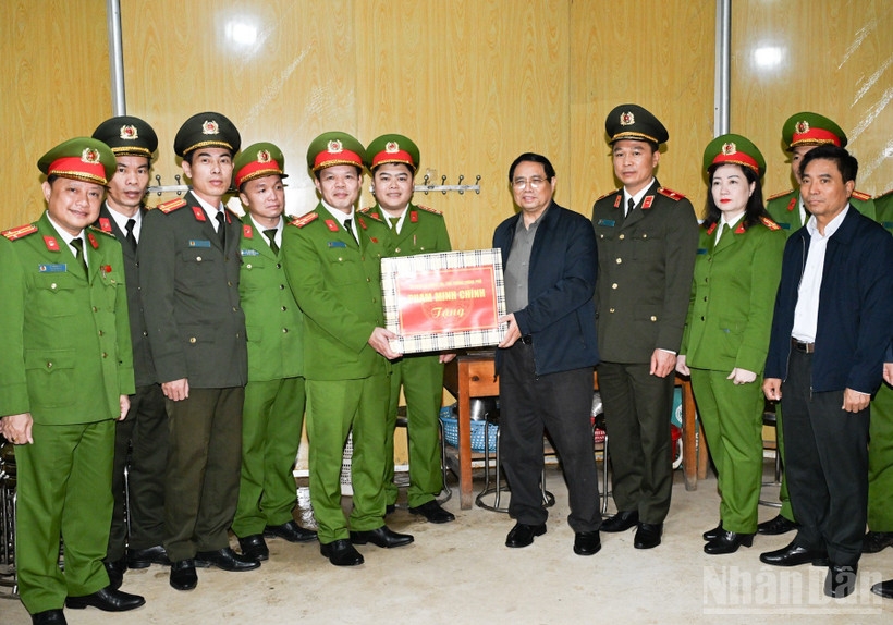 Thủ tướng Chính phủ Phạm Minh Chính thăm, tặng quà động viên cán bộ, chiến sĩ Công an xã Yên Khương, tỉnh Thanh Hóa. (Ảnh: TRẦN HẢI)