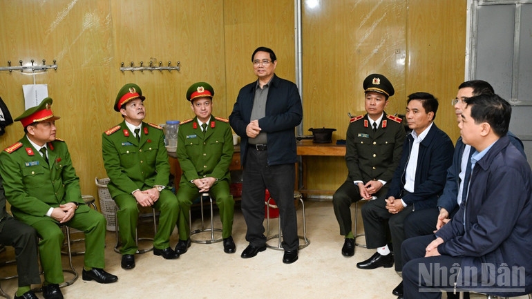 Thủ tướng Phạm Minh Chính ân cần hỏi thăm, nói chuyện với cán bộ, chiến sĩ Công an xã Yên Khương. (Ảnh: TRẦN HẢI)