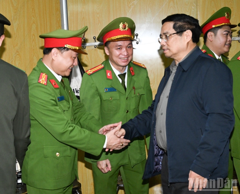 Thủ tướng Phạm Minh Chính mong Công an xã Yên Khương luôn hoàn thành tốt nhiệm vụ được giao, bảo vệ tốt an ninh trật tự trên địa bàn xã biên giới Yên Khương. (Ảnh: Trần Hải)