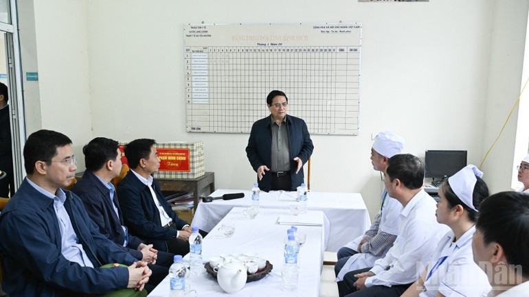 Thủ tướng Phạm Minh Chính ân cần thăm hỏi, tìm hiểu, nói chuyện với cán bộ, nhân viên Trạm Y tế xã Yên Khương. (Ảnh: TRẦN HẢI)