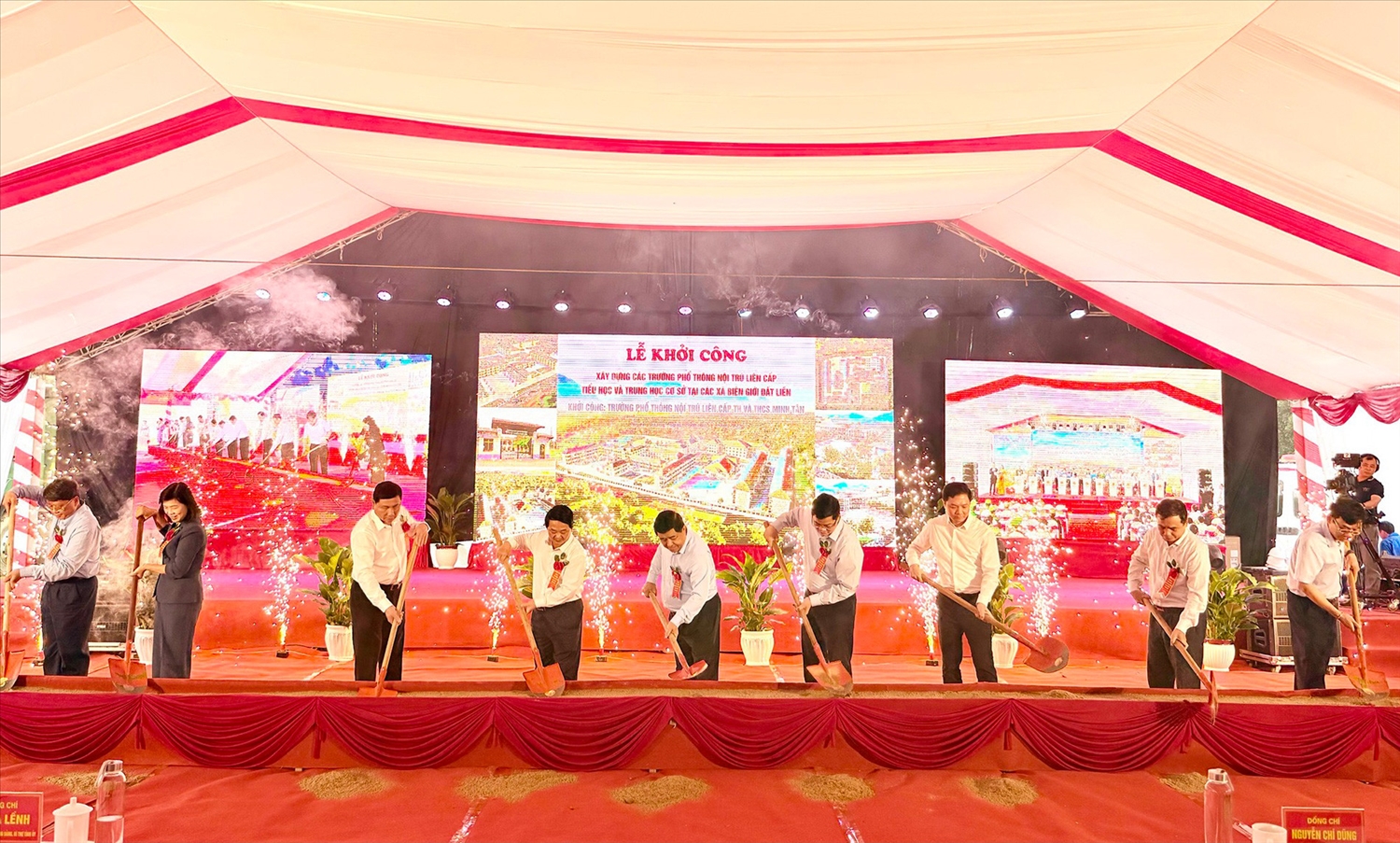 Phó Thủ tướng Nguyễn Chí Dũng cùng các đại biểu thực hiện nghi thức khởi công xây dựng Trường Phổ thông nội trú liên cấp TH-THCS Minh Tân. Ảnh: VGP