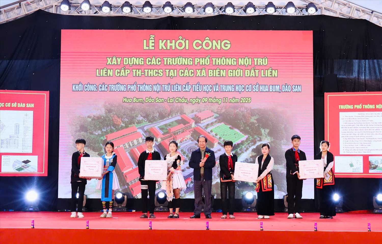 Bộ trưởng Bộ GD&ĐT Nguyễn Kim Sơn tặng quà cho các em học sinh Trường phổ thông nội trú liên cấp Hua Bum, xã Dào San, tỉnh Lai Châu. Ảnh: VGP