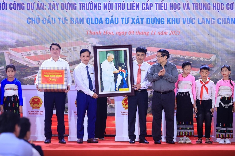 Thủ tướng Phạm Minh Chính tặng quà lưu niệm cho Trường nội trú liên cấp Tiểu học và Trung học cơ sở xã Yên Khương. Ảnh: VGP