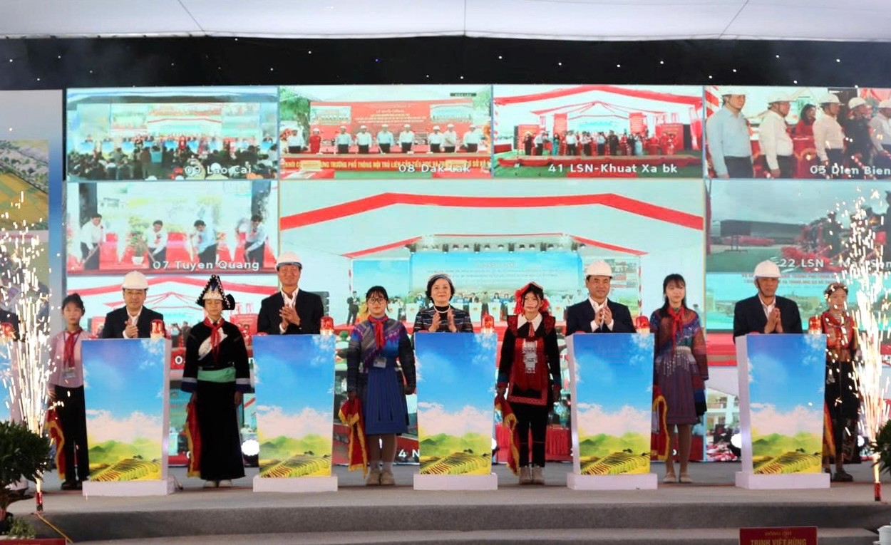 Phó Thủ tướng Phạm Thị Thanh Trà cùng các đại biểu thực hiện nghi thức khởi công xây dựng Trường Phổ thông nội trú liên cấp tại xã Mường Khương, tỉnh Lào Cai. Ảnh: VGP