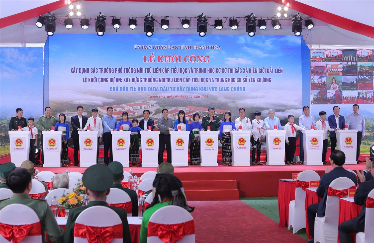 Thủ tướng Phạm Minh Chính cùng các lãnh đạo tỉnh Thanh Hóa nhấn nút khởi công dự án. Ảnh: Quỳnh Trâm