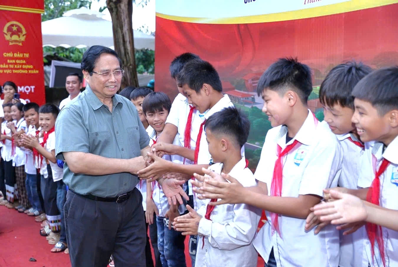 Thủ tướng Phạm Minh Chính thăm hỏi, động viên các học sinh Trường nội trú liên cấp Tiểu học và Trung học cơ sở xã Yên Khương: Ảnh: Quỳnh Trâm