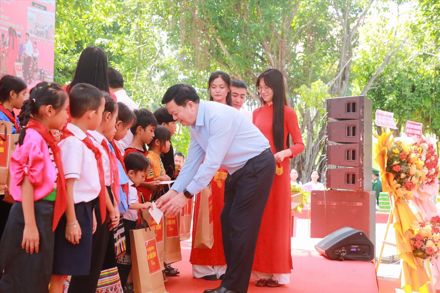 Phó Thủ tướng Mai Văn Chính trao quà cho các học sinh vượt khó ở xã Ỉa R'vê. (Ảnh: L. Hường)