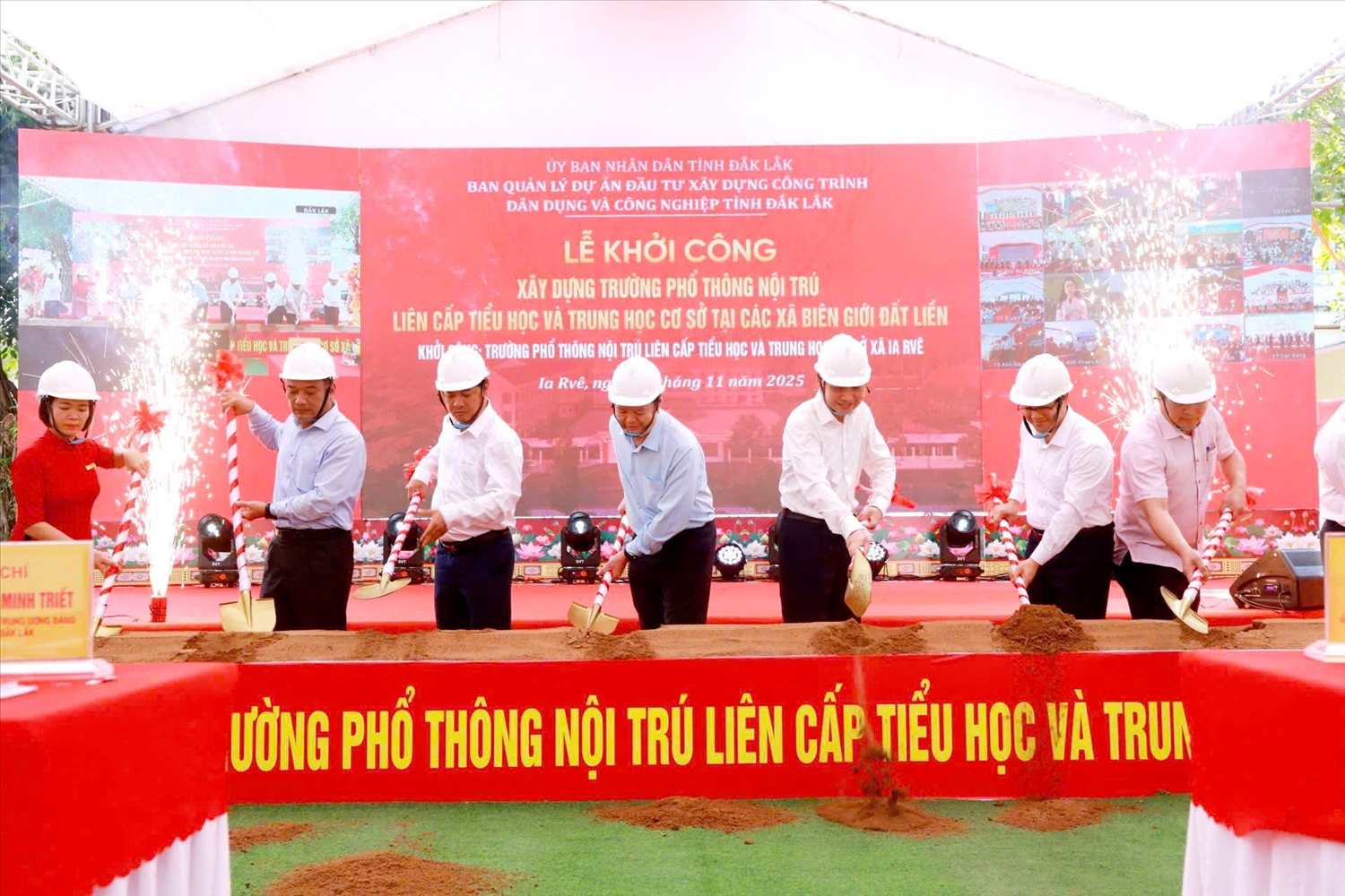 Phó Thủ tướng Mai Văn Chính và các đại biểu khởi công xây dựng Trường Phổ thông nội trú liên cấp TH-THCS tại xã Ia Rvê, Đắk Lắk. Ảnh: Lê Hường