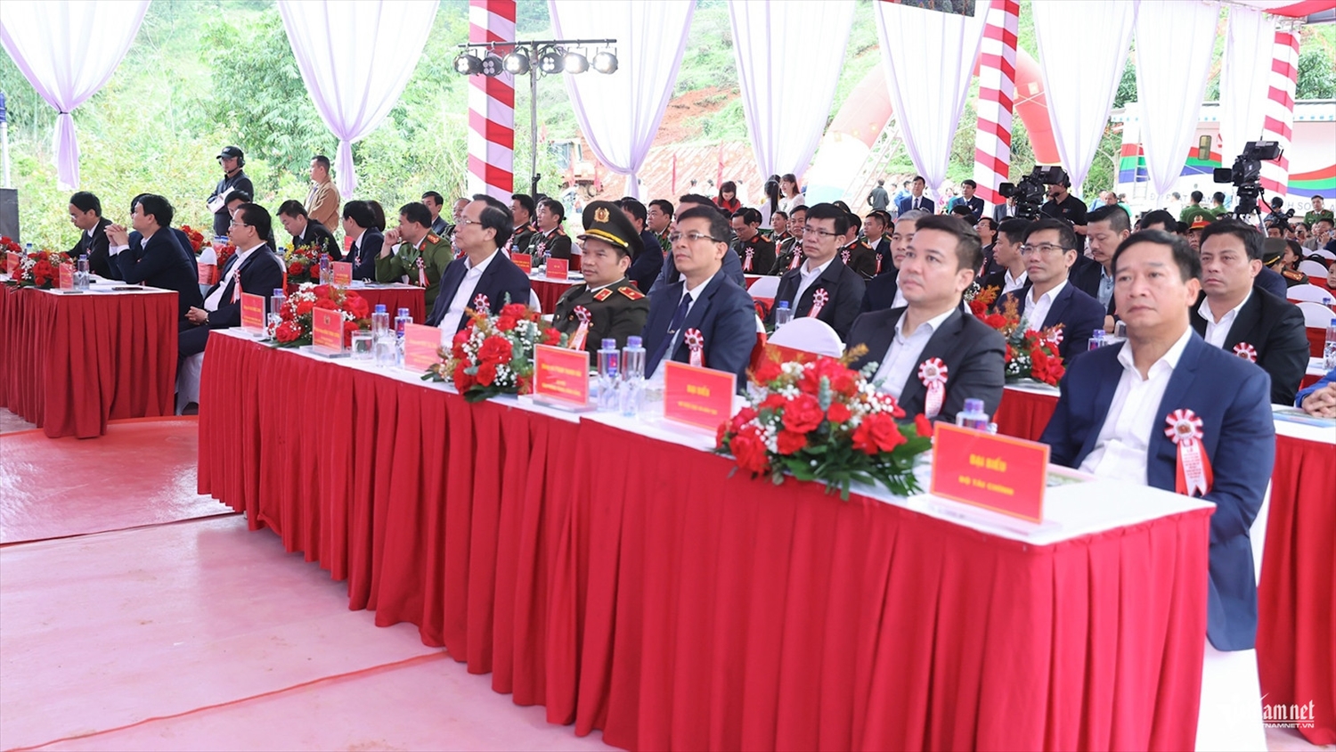 Bộ trưởng Bộ Dân tộc và Tôn giáo Đào Ngọc Dung và các đại biểu tham dự lễ khởi công. Ảnh: Lê Anh Dũng