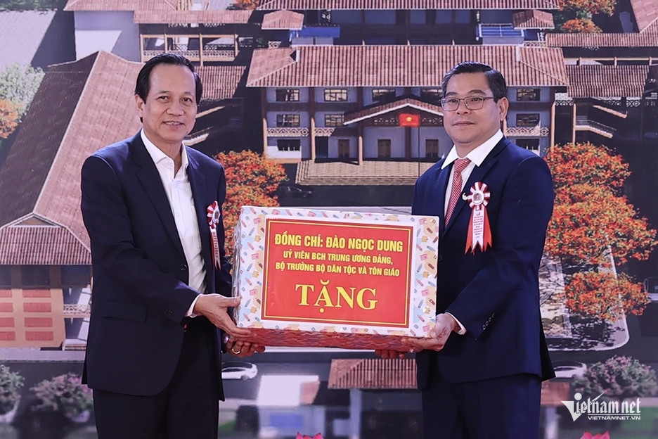 Bộ trưởng Bộ Dân tộc và Tôn giáo Đào Ngọc Dung tặng quà cho tập thể Trường phổ thông nội trú liên cấp TH-THCS xã Lóng Sập. Ảnh: Lê Anh Dũng