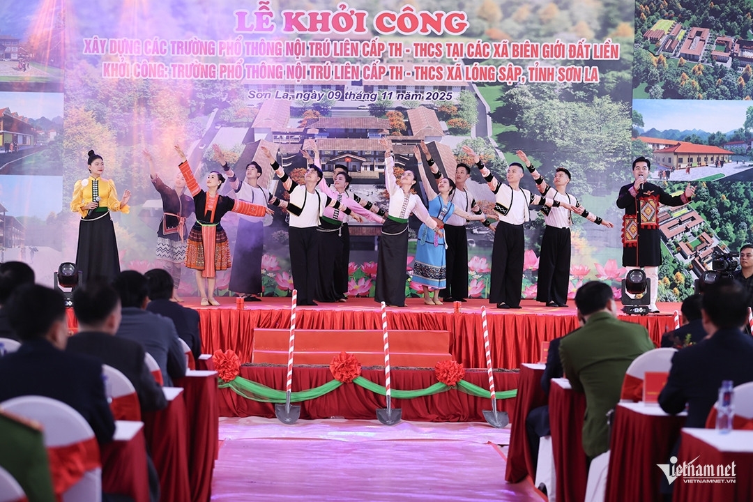 Chương trình văn nghệ đậm đà bản sắc văn hóa dân tộc tại lễ khởi công. Ảnh: Lê Anh Dũng