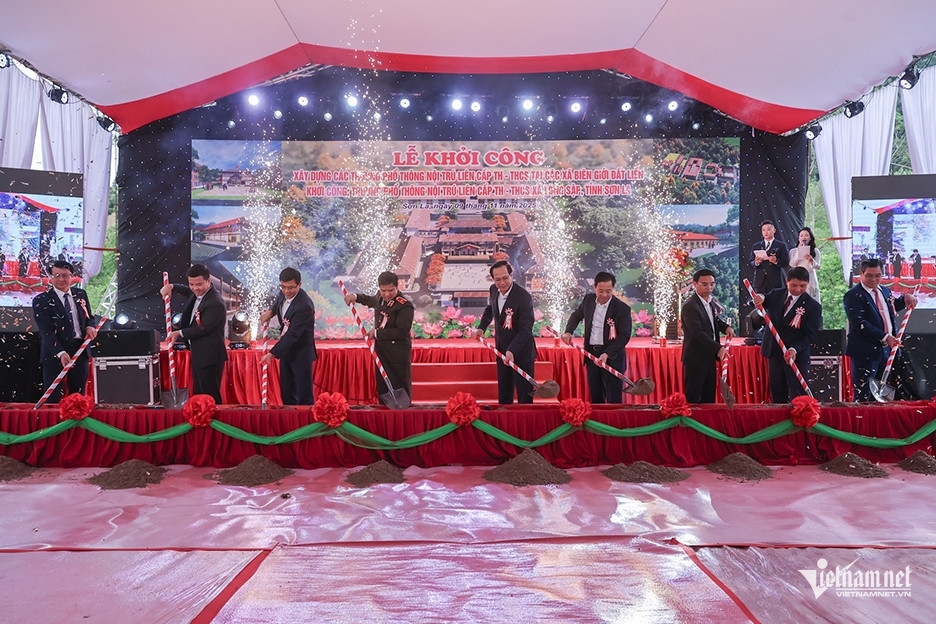 Bộ trưởng Bộ Dân tộc và Tôn giáo Đào Ngọc Dung và các đại biểu thực hiện nghi thức khởi công. Ảnh: Lê Anh Dũng