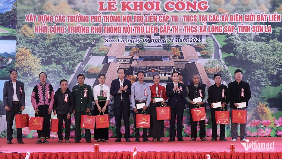 Bộ trưởng Bộ Dân tộc và Tôn giáo Đào Ngọc Dung; Bí thư Tỉnh ủy Sơn La Hoàng Văn Nghiệm tặng quà cho người có uy tín trên địa bàn xã Lóng Sập. Ảnh: Lê Anh Dũng