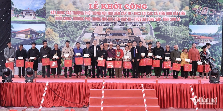 20 hộ nghèo trên địa bàn xã nhận quà của Bộ Dân tộc và Tôn giáo. Ảnh: Lê Anh Dũng