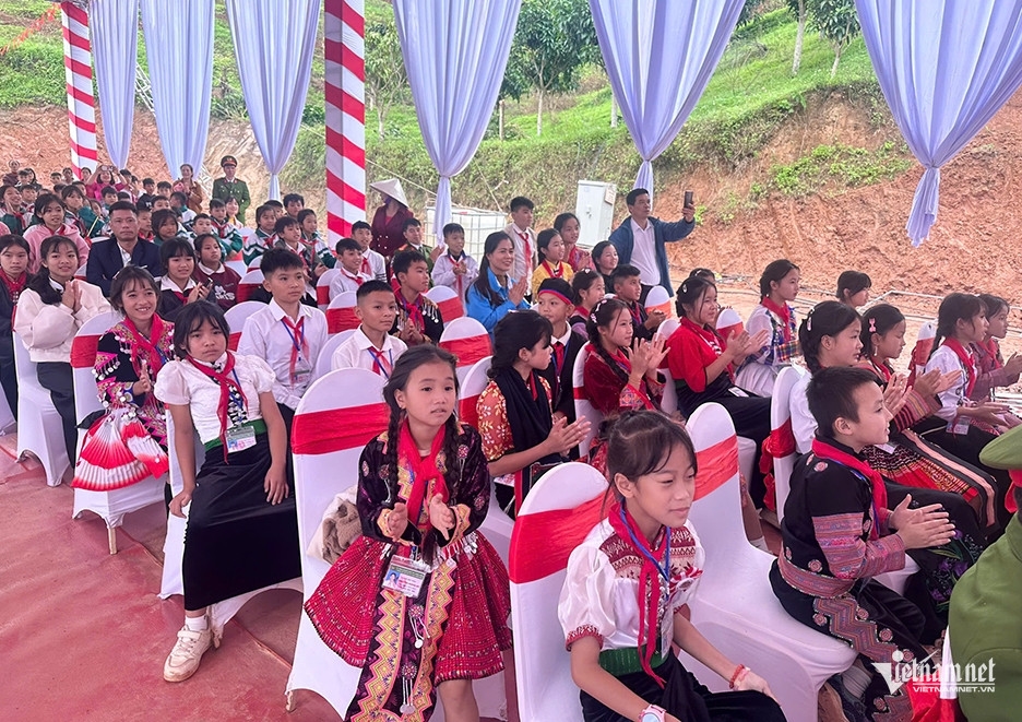 Niềm vui của các em học sinh DTTS tại lễ khởi công. Ảnh: Lê Anh Dũng