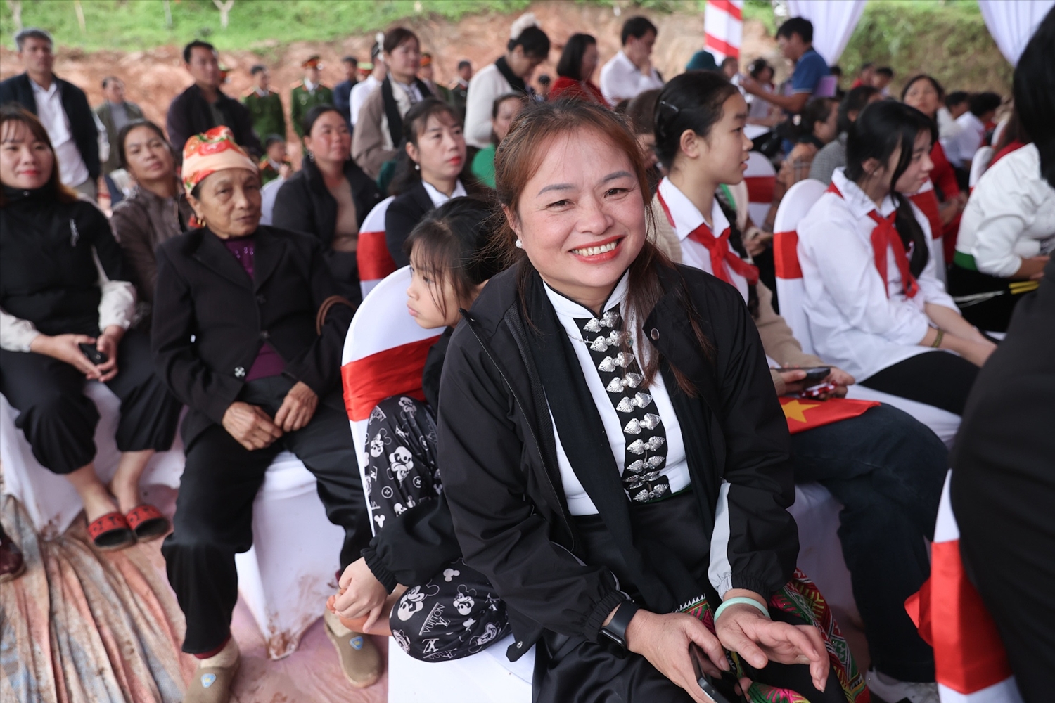 Đông đảo bà con nhân dân và các em học sinh tham dự lễ khởi công. Ảnh: Lê Anh Dũng 