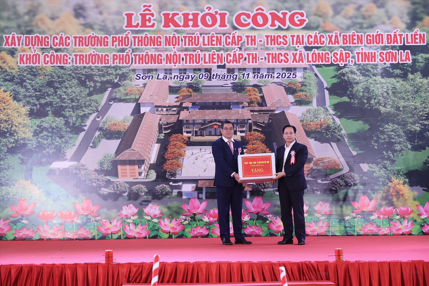 Bí thư Tỉnh ủy Sơn La Hoàng Văn Nghiệm tặng quà cho tập thể Trường Phổ thông nội trú liên cấp Tiểu học và Trung học cơ sở xã Lóng Sập. Ảnh: Lê Anh Dũng