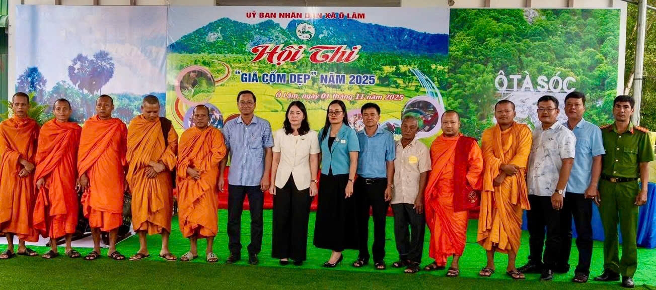 Bà Néang Sâm Bô, Phó Chủ tịch UBND xã Ô Lâm ( nữ mặc áo xanh) cùng Ban tổ chức chụp ảnh lưu niệm cùng các đại buổi lá chức sắc, sư sãi trên địa bàn tỉnh An Giang đến dự Hội thi 