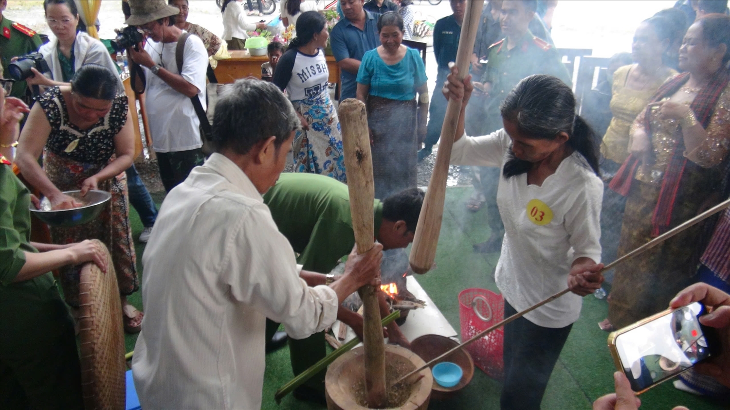 Các thành viên của đội chia nhau thực hiện 3 công đoạn theo quy định của Ban tổ chức 