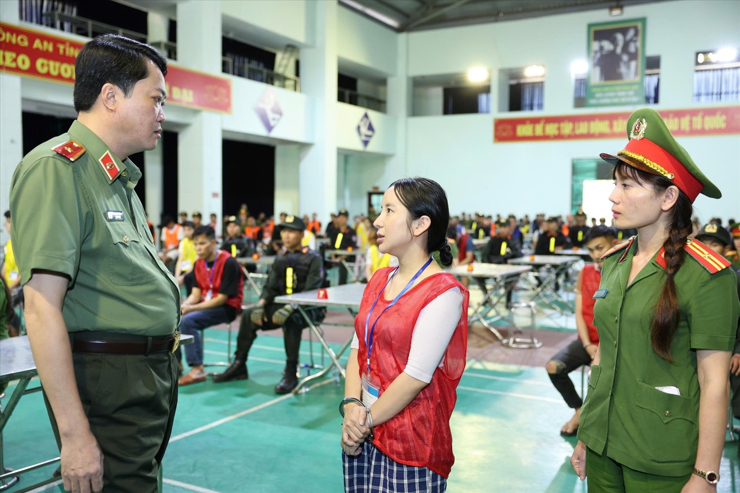 Thiếu tướng Nguyễn Viết Giang - Giám đốc Công an tỉnh yêu cầu các đối tượng thành khẩn khai báo để được hưởng sự khoan hồng của pháp luật