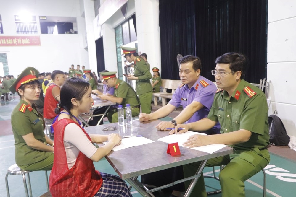 Lực lượng chức năng hỏi cung Sùng Thị Mải - Đối tượng cầm đầu đường dây lừa đảo xuyên quốc gia