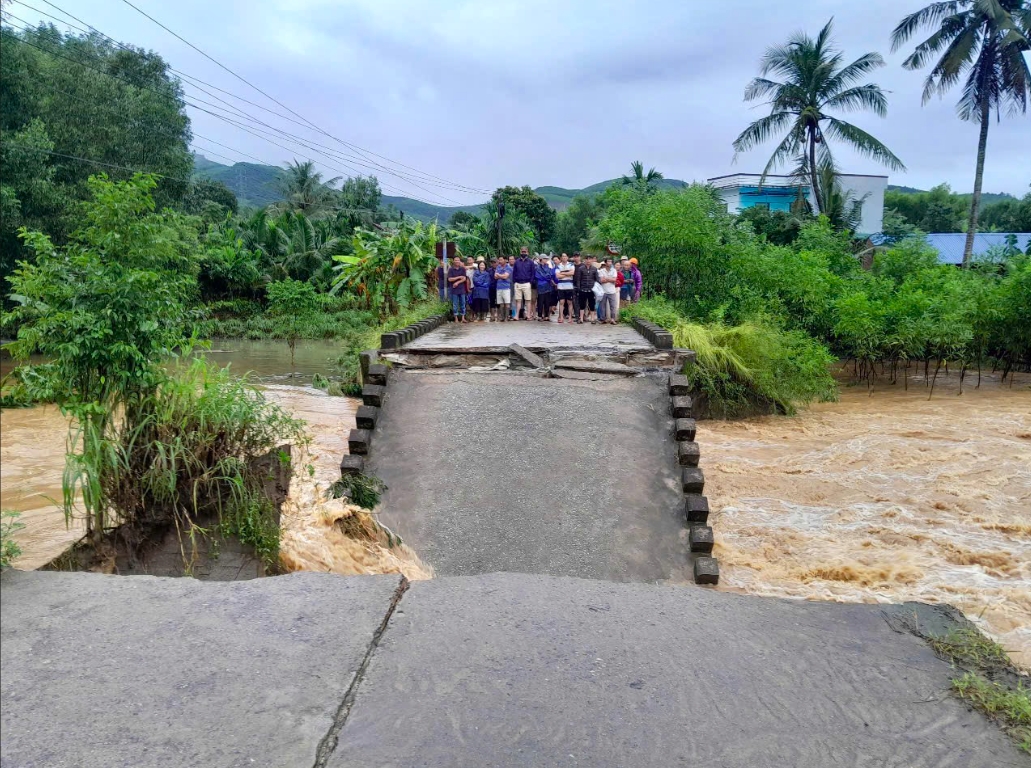 Cầu Cây Sung sau khi bị sập. (Ảnh: Đ.Minh)