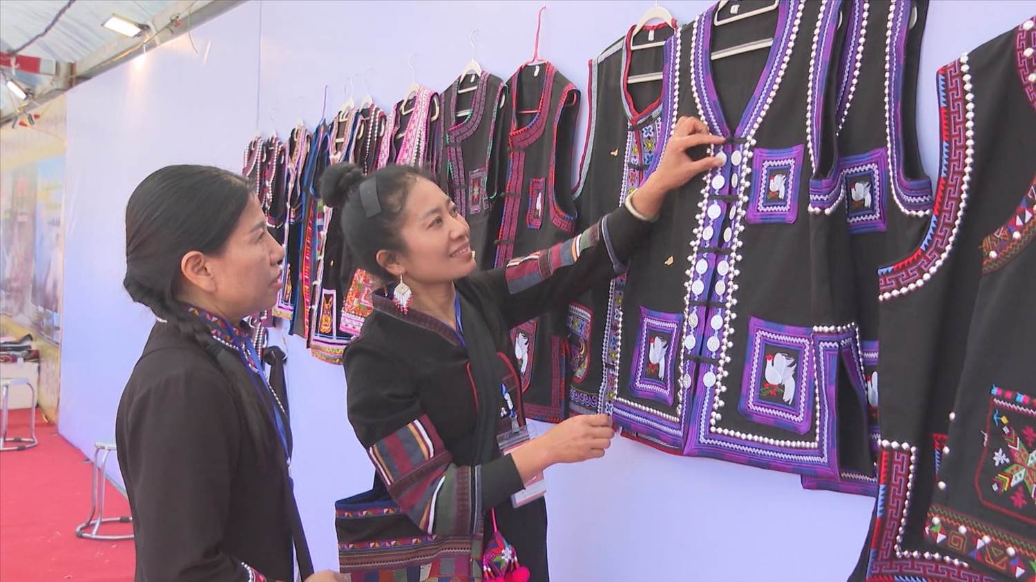Gian hàng giới thiệu các sản phẩm trang phục của người dân tỉnh Vân Nam, Trung Quốc tại Tuần Du lịch - Văn hóa Lai Châu năm 2025.