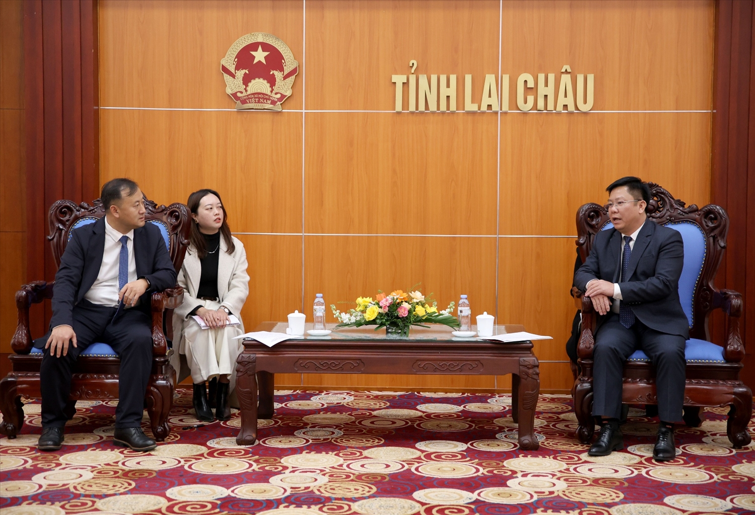 Đồng chí Trần Mạnh Hùng, Giám đốc Sở Văn hoá, Thể thao và Du lịch tỉnh Lai Châu thông tin những kết quả đạt được của các biên bản ghi nhớ hợp tác về văn hoá, du lịch giữa hai bên với Cục trưởng Cục Văn hoá và Du lịch Châu Hồng Hà Triệu Vỹ. 