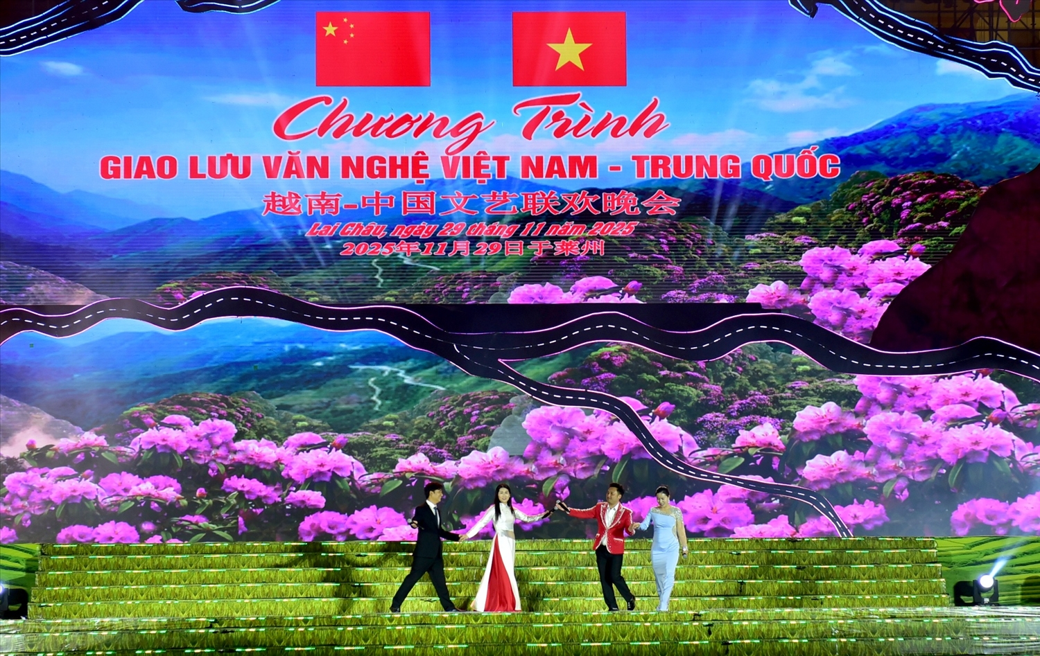 Màn song ca “Tình bạn” giữa ca sĩ tỉnh Lai Châu (Việt Nam) và ca sĩ Đoàn Nghệ thuật Kim Bình (Trung Quốc) tạo điểm nhấn trong chương trình giao lưu.