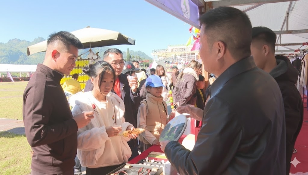Doanh nghiệp của tỉnh Vân Nam, Trung Quốc giới thiệu sản phẩm chè đến người dân Lai Châu.