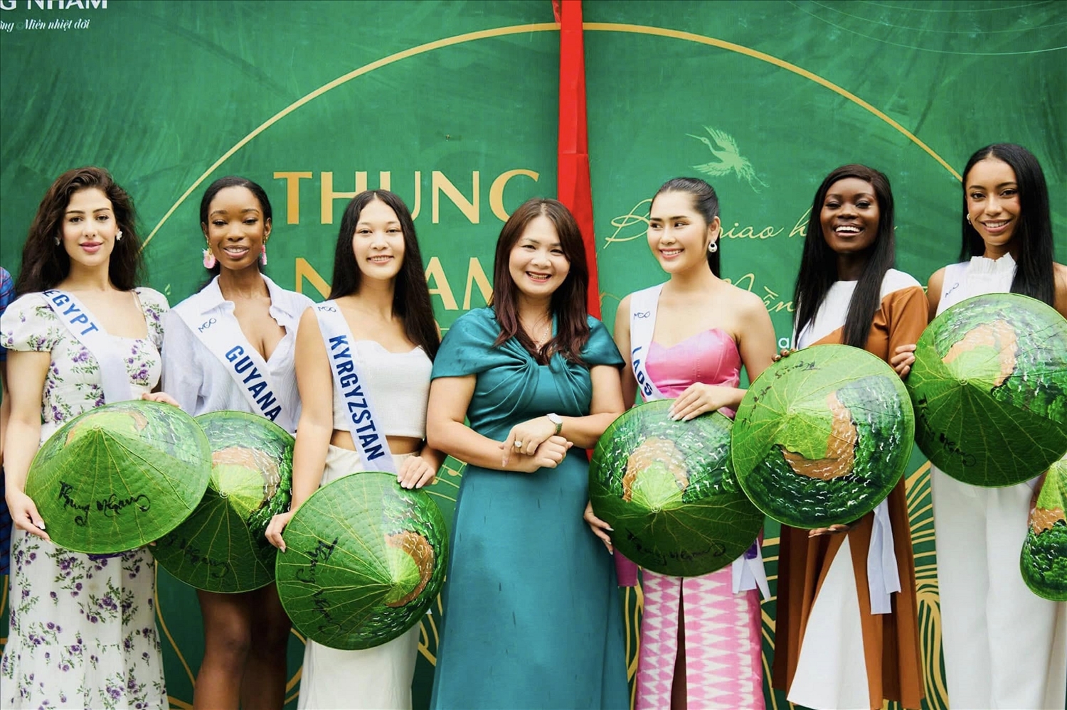 Nón lá vừa giữ nguyên nét xưa, vừa hòa nhập vào xu hướng của thế giới hiện đại.