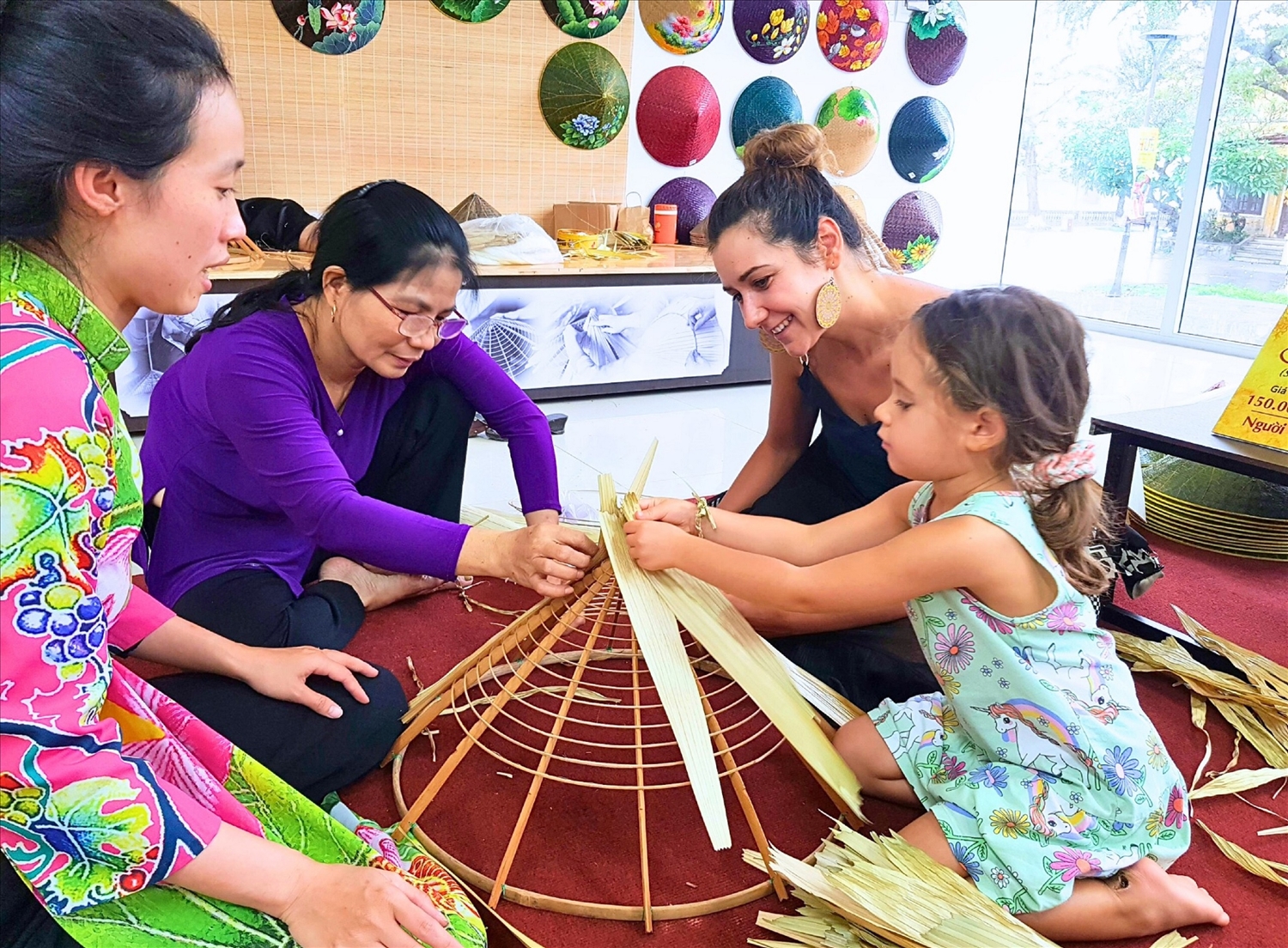 Nhiều cơ sở nón lá, các làng nghề làm nón lá ở Huế cũng trở thành những điểm du lịch trải nghiệm thu hút đông đảo du khách trong và ngoài nước.