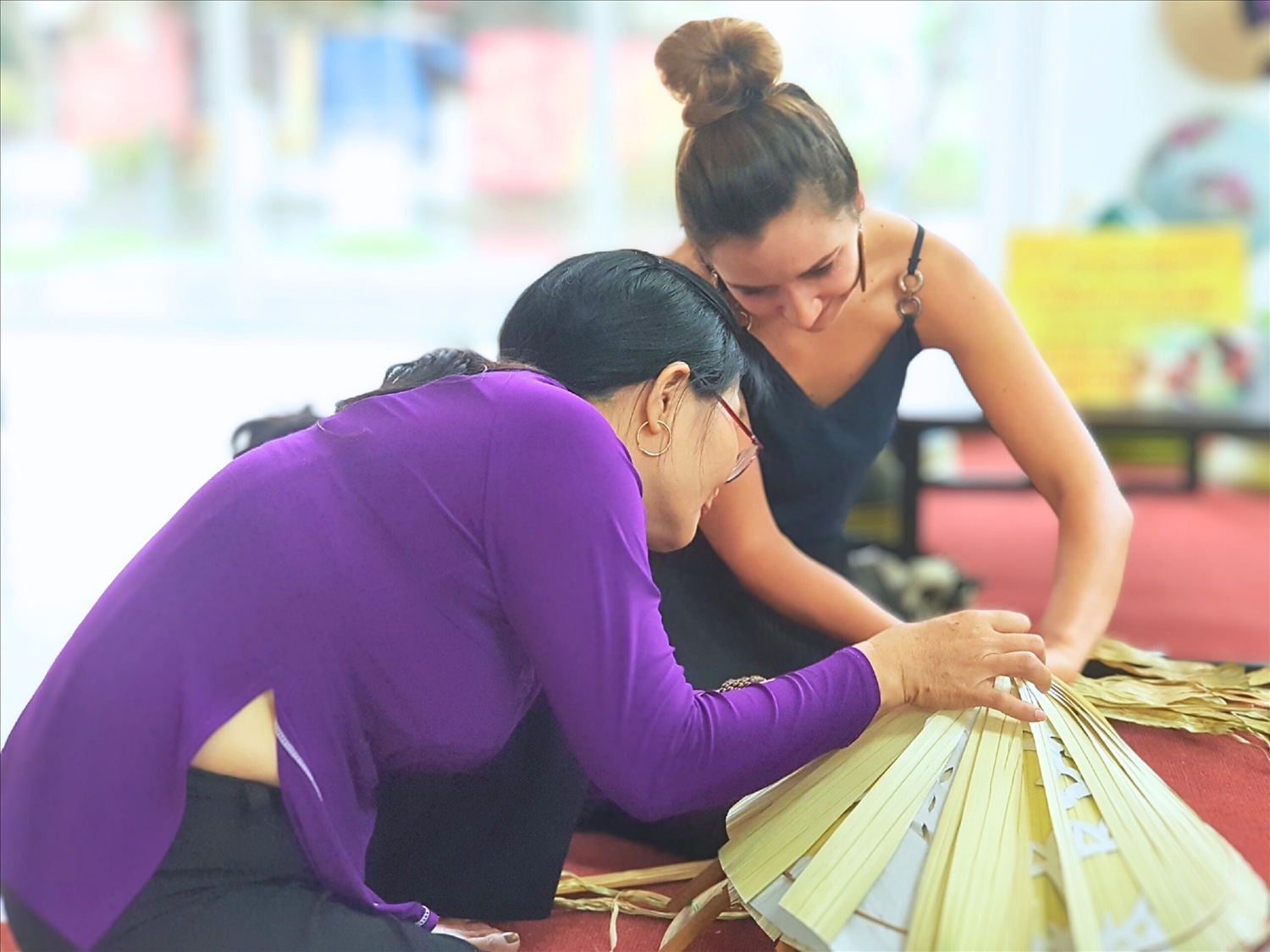 Nghệ nhân hướng dẫn du khách cách chằm nón lá