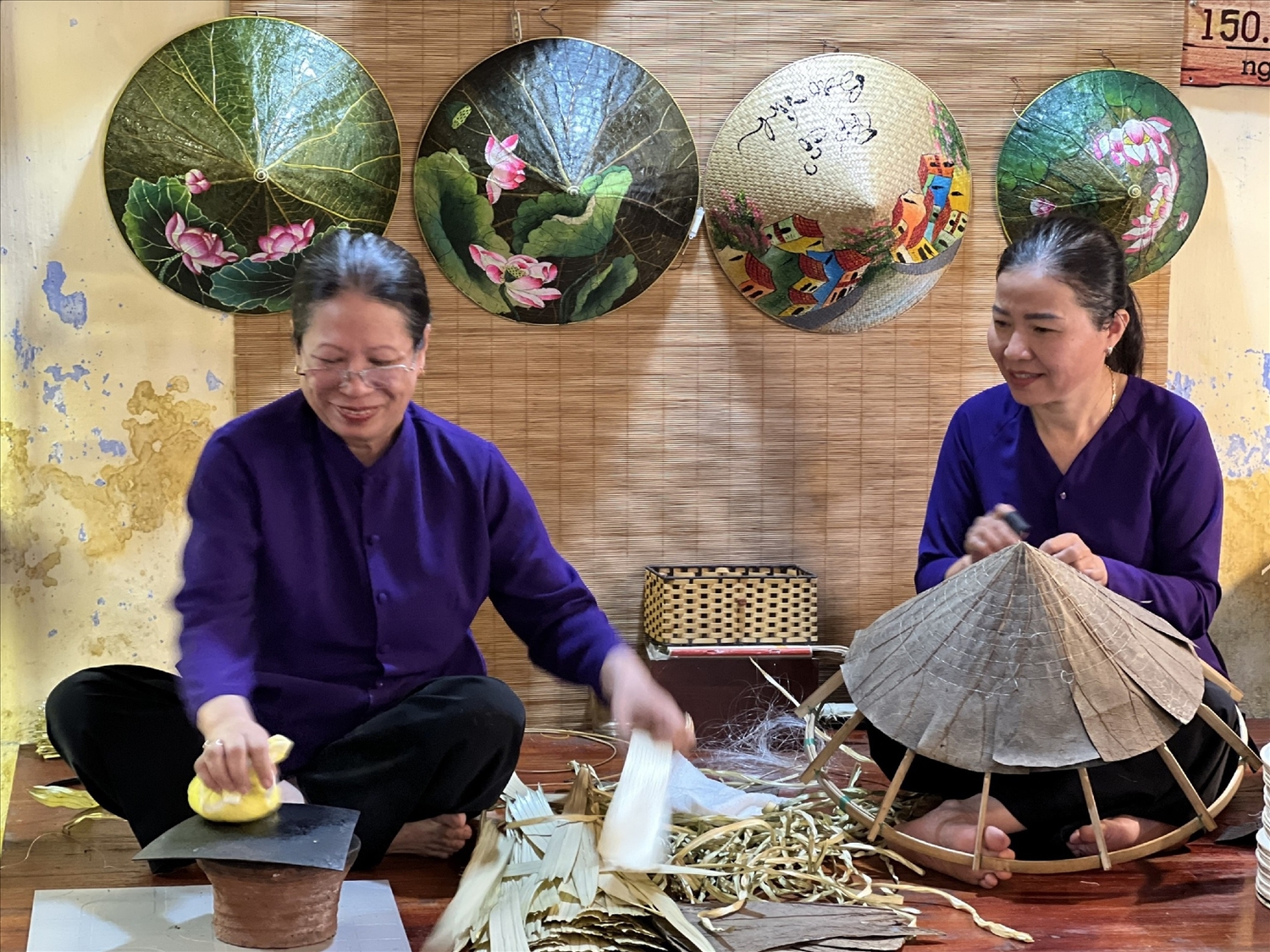 Xứ Huế có nhiều làng làm nón nổi tiếng, mang vẻ thanh mảnh, tinh tế như chính con người và vùng đất cố đô.